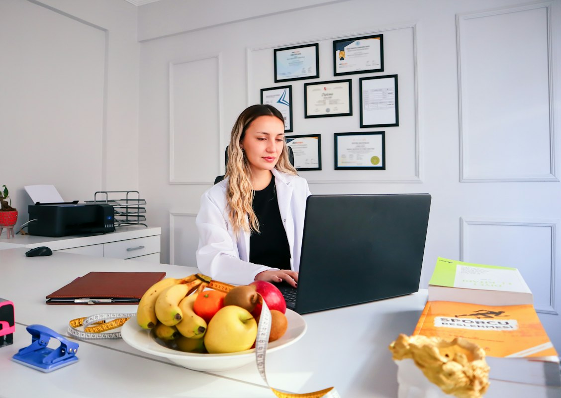 Especialista en vitaminas y minerales compartiendo conocimiento